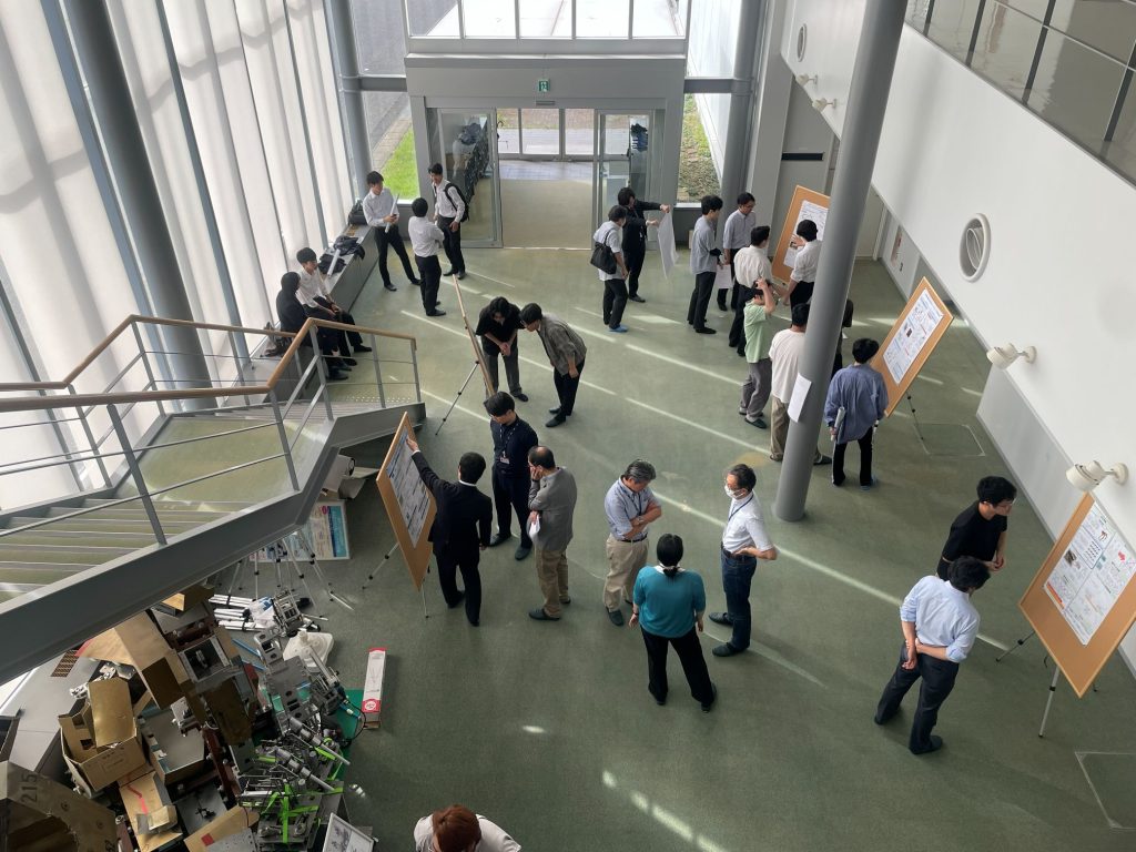 大学院２年生の研究中間発表会を実施いたしました